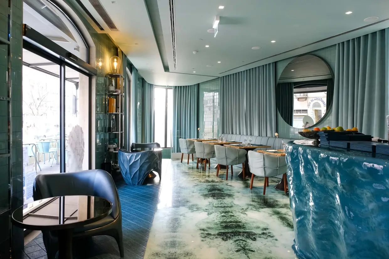WC Beautique Hotel - Lisboa 2014 - Quando os clientes de Nini
Andrade Silva pediram para ver esboços do projeto, a designer explicou-lhes que não era possível: “Ou confiam ou não confiam.” Criar um hotel que é, ele próprio, uma casa de banho foi, como diz, “revolucionário”. Demorou três anos, o hotel abriu no final
de 2017 e, depois deste,
seguiram-se-lhe outros três
do mesmo grupo