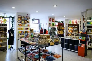 Na Amar Lisboa vendem-se t-shirts, figuras do Santo António ou sacos, produzidos pela própria loja, e ainda, artesanato mais tradicional