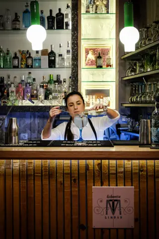 A Taberna Moderna, do galego Luis Carballo, abriu em 2012. O restaurante tem uma nova ementa de petiscos para o almoço. No bar Lisbonita, no interior, um dos primeiros especializados em gin, há uma lista com 115 referências
