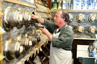 Com 71 anos, a mercearia O Pretinho do Japão serve pratos no quintal