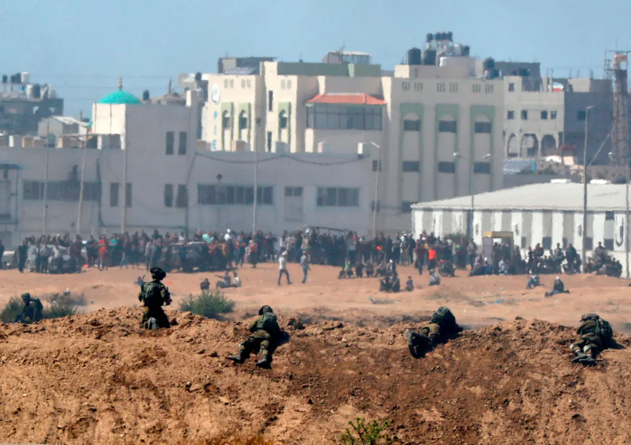 Soldados israelitas prontos a disparar junto à vedação que separa Israel da Faixa de Gaza