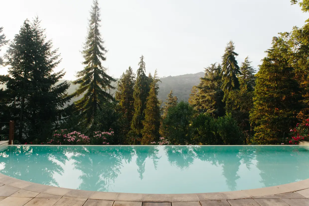 A piscina com vista para a montanha