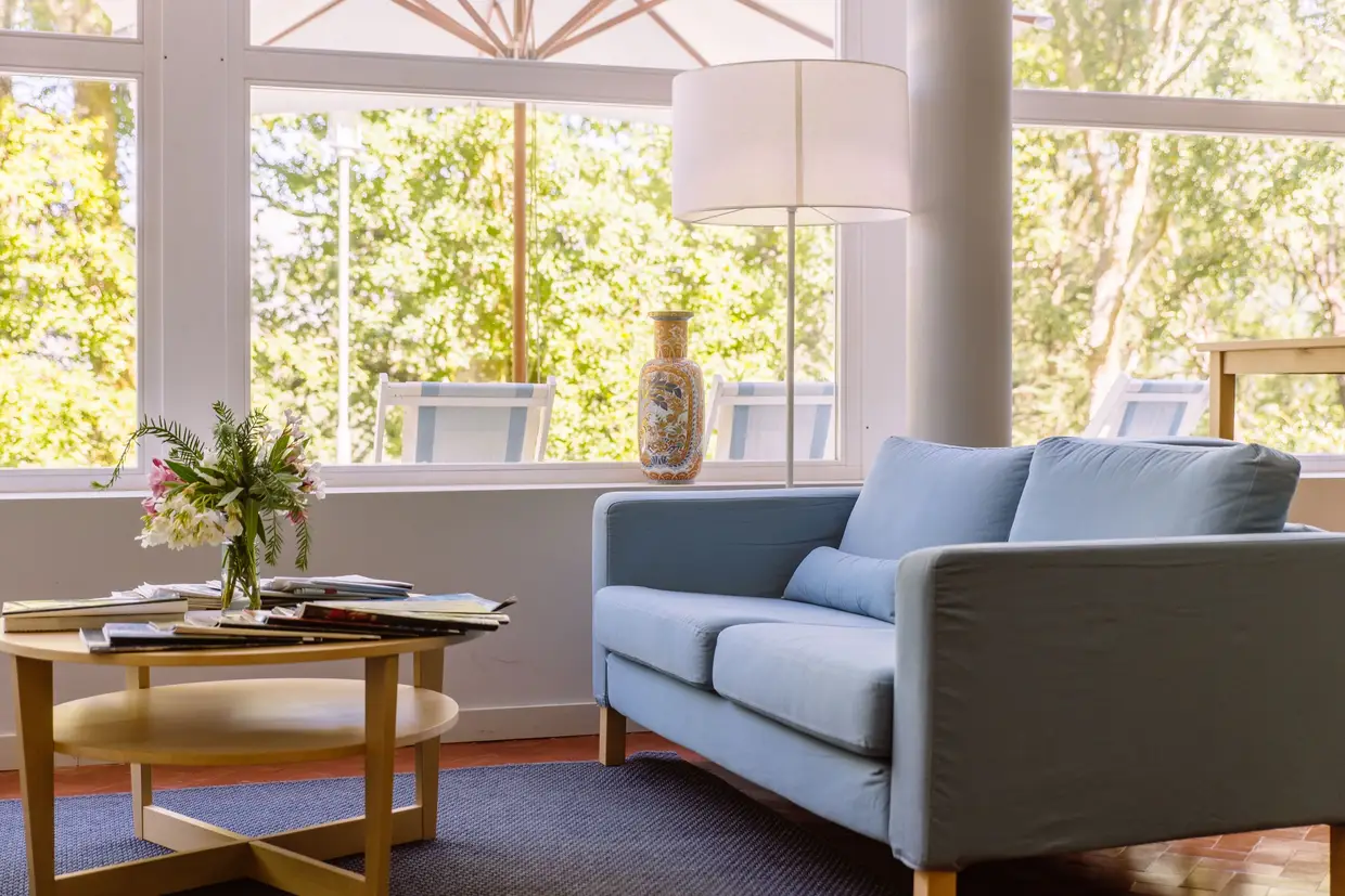 Nas áreas comuns e quartos, a decoração é informal com uma ou outra peça de família