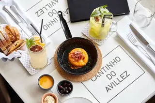 O chefe José Avillez é o
mais recente “inquilino”
do Parque das Nações. Para
a zona oriental de Lisboa levou o (terceiro) Cantinho do Avillez, restaurante de ambiente familiar e cozinha portuguesa contemporânea, com influência de viagens