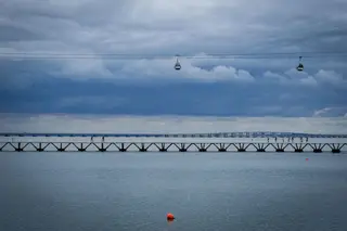 A viagem de teleférico faz-se a 30 metros de altura e dura entre oito a dez minutos