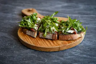 No restaurante italiano Forneria, bruschetta com queijo de cabra, azeitonas e tomate seco, uma das novas entradas preparadas pelo chefe de cozinha André Veríssimo