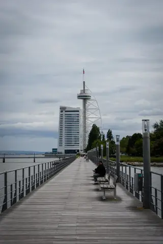 Ao longo do passeio ribeirinho, há bancos de jardim para ficar a apreciar a vista e máquinas de exercício físico para os mais desportistas. Por ali também se pode correr e andar de bicicleta