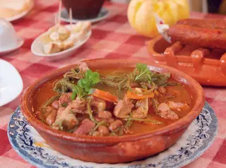 No restaurante O Camões ainda se encontram produtos
e manjares alentejanos tão característicos como o feijão com carrasquinhas, uma planta da família do cardo