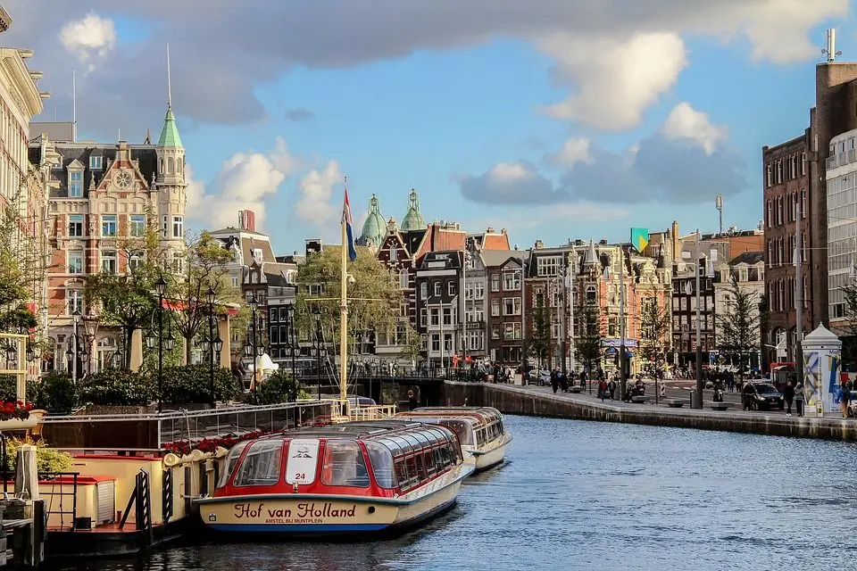 8. Holanda - 75% de satisfação vida/trabalho, 42 horas de trabalho por semana