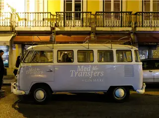As viagens entre restaurantes e bares são feitas numanuma carrinha Volkswagen pão de forma