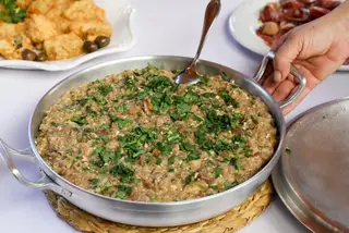 A cozinha é portuguesa e tradicional, embora os pratos que exijam temperos de véspera ou marinadas tenham de ser encomendados, porque é tudo feito na hora