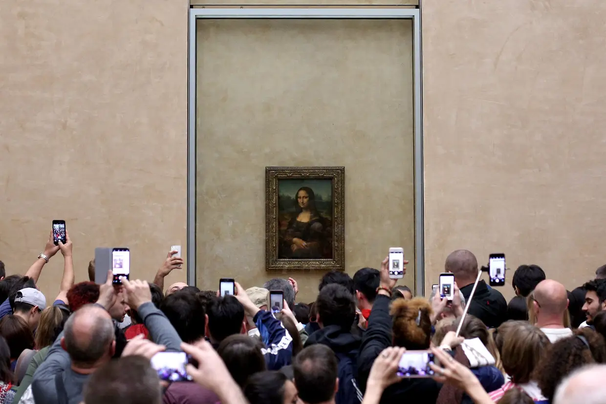 Um dos ex-líbris do Louvre é a Mona Lisa, pintada por Leonardo da Vinci.
