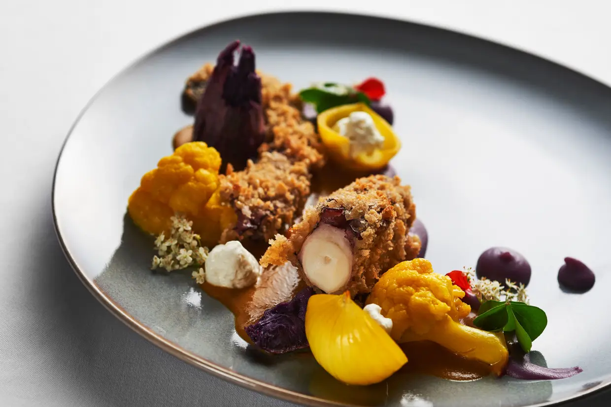 Polvo crocante com molho ligeiro de caril e batata-doce roxa, couve-flor em açafrão e espuma de lima kaffir