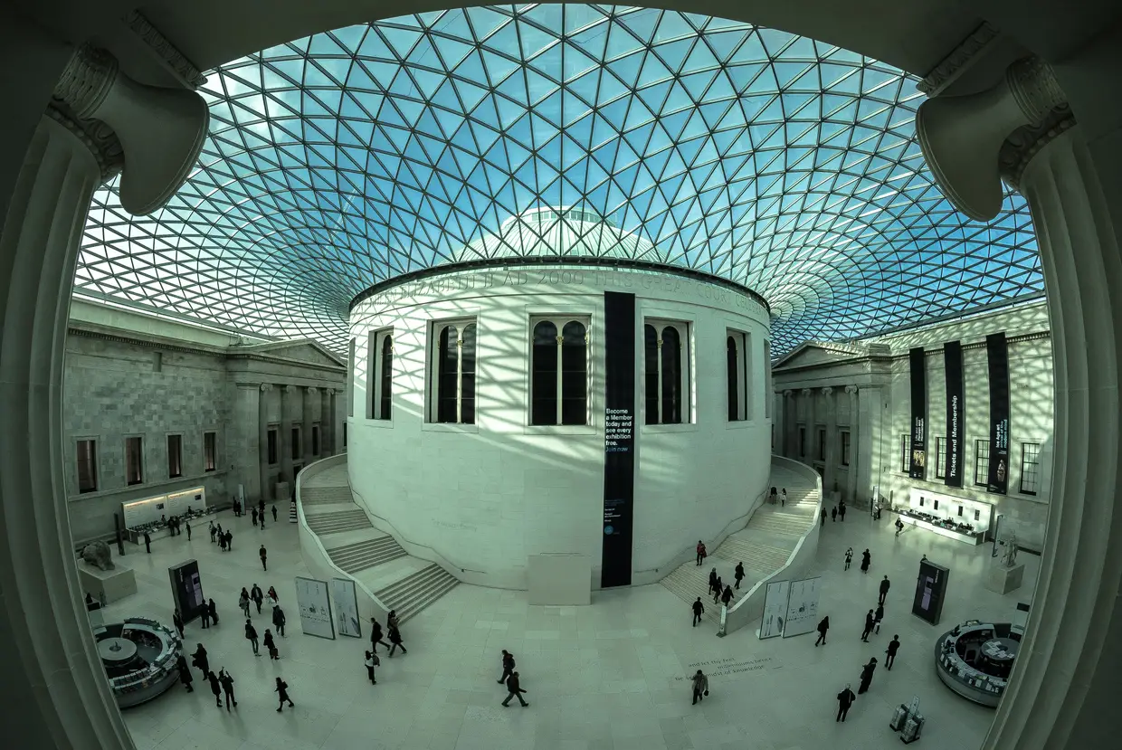 8. British Museum (Londres, Reino Unido) – Com quase seis milhões de visitantes é o mais visitado de Londres. Foi fundado em meados do séc. XVIII e no seu acervo tem peças do Pártenon grego do ano V a.C.
