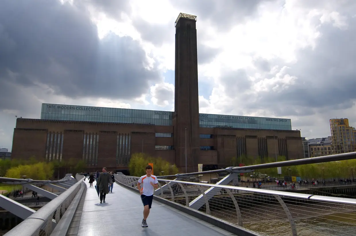 9. Tate Modern (Londres, Reino Unido) – Este museu de arte moderno foi instalado, em 2000, numa antiga central elétrica, nas margens do rio Tamisa.