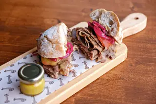 Existem sete opções de pregos, três com novilho e as restantes com frango, atum, porco e a versão vegetariana