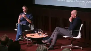 Fotograma de um vídeo em que Wolfgang Tillmans, à esquerda, e Rem Koolhaas conversam sobre arquitetura na Tate Modern, em Londres, em 2017