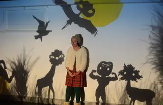 'A Montanha' é uma história contada a dois: António Jorge Gonçalves, artista visual que em tempo real vai construindo cenários e personagens que interagem com Ana Brandão, a atriz em palco