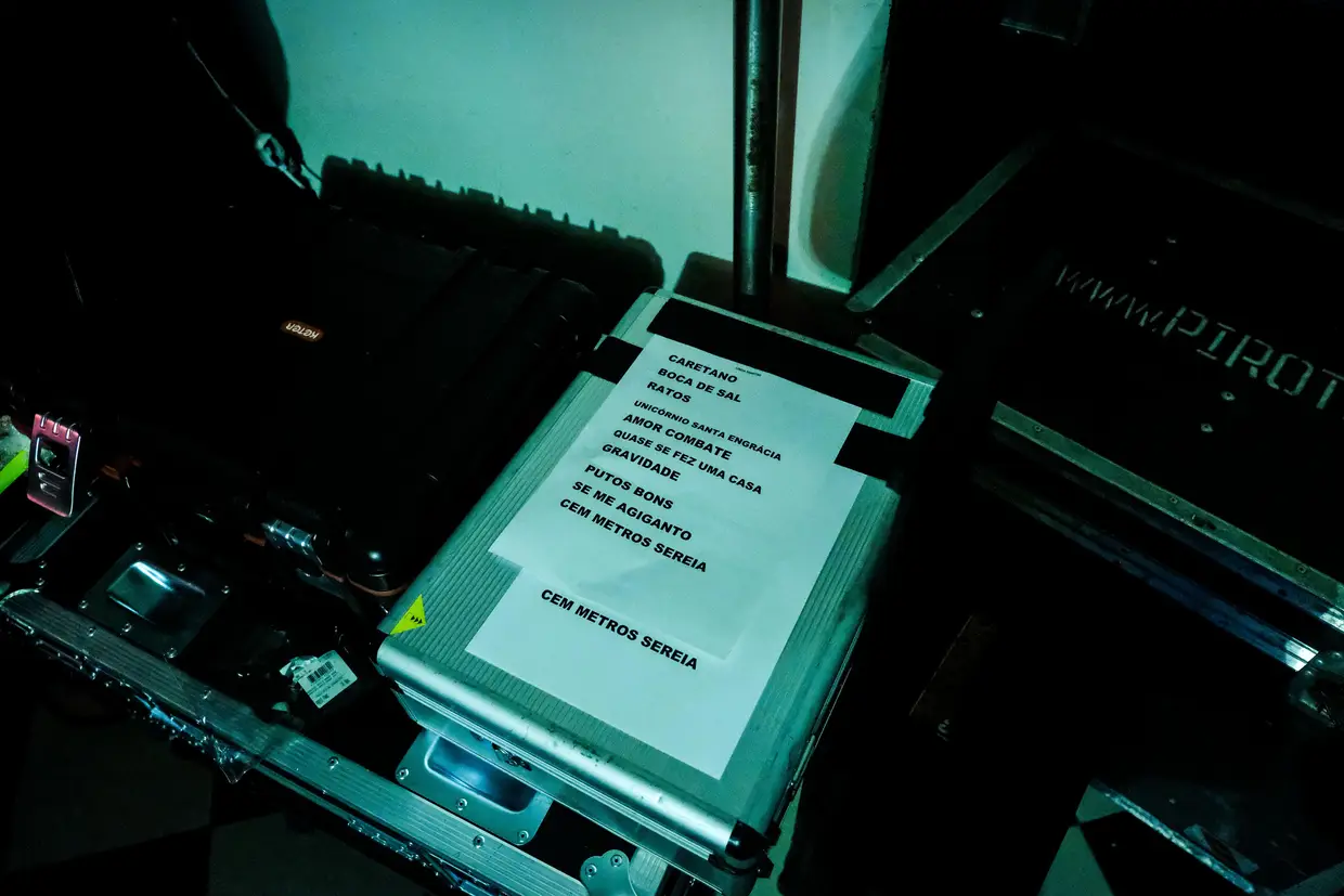 Atrás do palco, a setlist de Linda Martini
