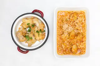 Nos pratos principais, o peixe fresco é uma dos destaques, seja na caçarola com uma base simples de azeite, cebola e tomate com o tempero certo e a cozedura correta, seja no arroz caldoso, em regra de robalo ou de garoupa, com sabores delicados