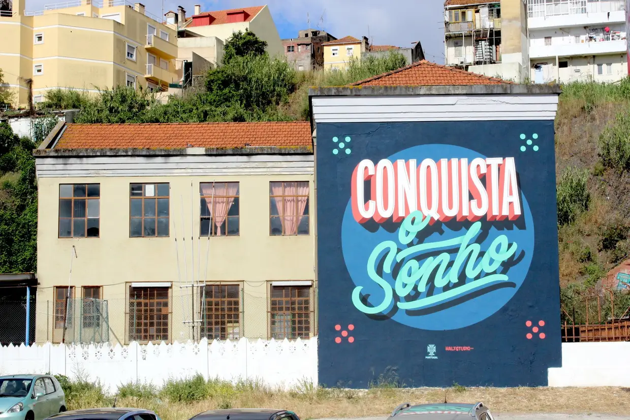 A dupla Halfstudio (Mariana Branco e Emanuel Barreira) foi a responsável pelo mural em Lisboa, no Bairro da Liberdade, um dos últimos a ficar pronto
