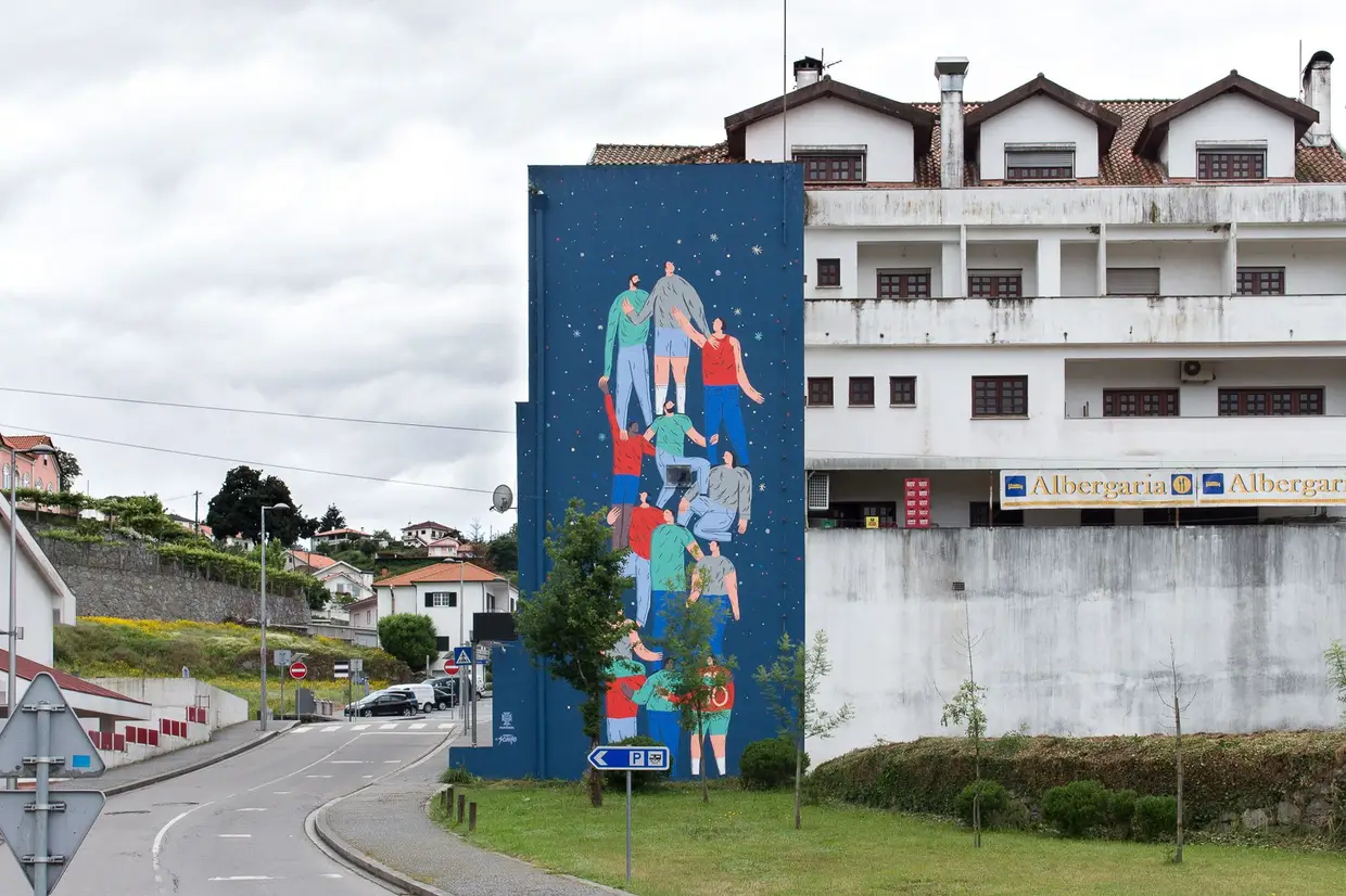 Em Paredes de Coura, a artista Mariana, a miserável pintou a parede de uma albergaria
