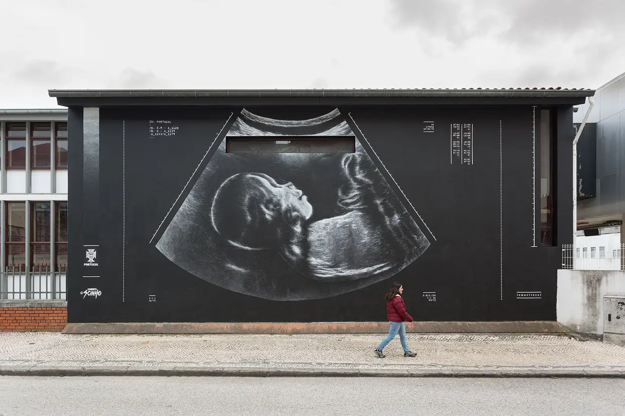 Em Aveiro, The Empty Belly (Tiago Francez) pintou com um marcador e milhões de pontilhos brancos