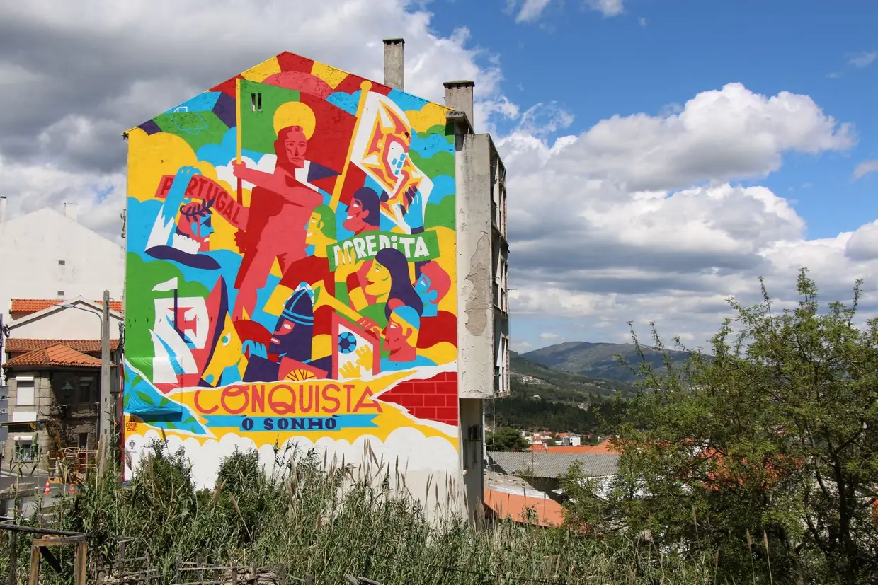 Na Covilhã, primeira cidade a estrear este projeto, o mural foi assinado por AkaCorleone (Pedro Campiche)