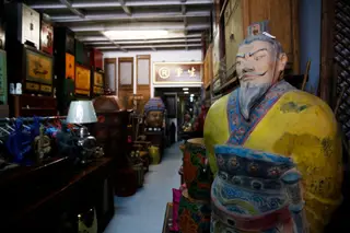A Asian Home Concept é uma loja especializada em peças vindas da Ásia, desde a Mongólia ao Tibete