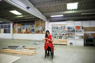 A artista plástica e arquiteta Joana Astolfi no seu novo estúdio em Marvila. Trabalha com uma equipa de cerca de dez pessoas num armazém com 600 metros quadrados