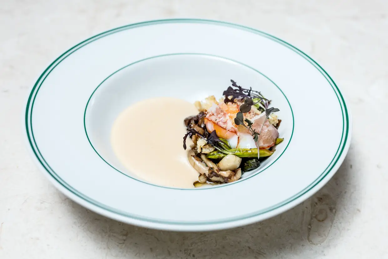 Ovo a 64º, espuma de farinheira, espargos verdes e cogumelos