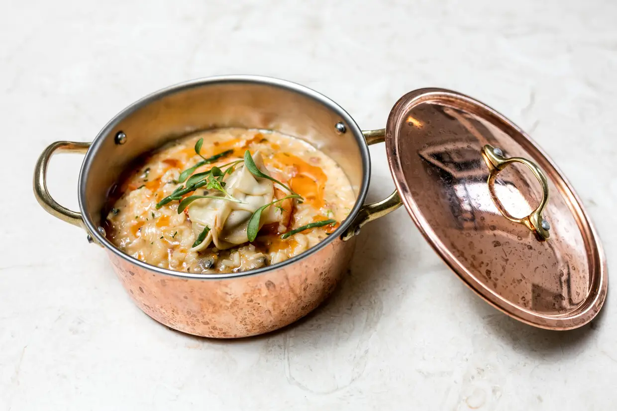 Arroz de marisco, gyoza de bivalves e camarão tigre na brasa