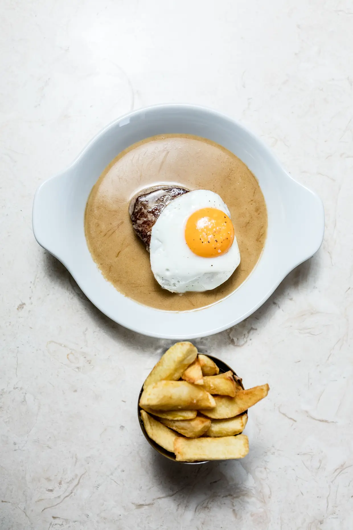 Bife com batata frita e ovo estrelado