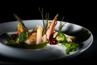 Legumes de Primavera com camarão e guanciale, um dos três pratos da noite do chefe Heinz Beck
