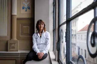 A encenadora, realizadora e artista nasceu no Rio da Janeiro.