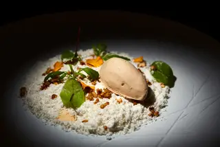 O jantar terminou com a sobremesa preparada por Heinz Beck, uma Dall'armellina all'albicocca