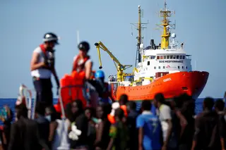 Itália recusa-se a receber navio com 629 refugiados a bordo