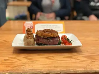 O medalhão de novilho com crosta de alheira e broa, servido no restaurante Monte Alegre, em Guimarães, é o vencedor na categoria da carne