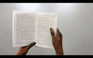 Cartoons e figuras icónicas, cenas quotidianas, reuniões familiares ou poemas são representações da negritude que induzem à reflexão