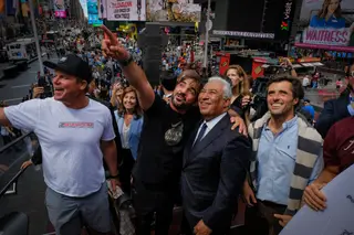 Rodrigo Koxa e António Costa enquanto assistem à projeção do vídeo que o Turismo de Portugal preparou para ser projetado durante 15 dias em Time Square, em Nova Iorque, com onda recordista da Nazaré