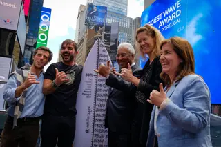 Sérgio Cosme é o piloto português que rebocou em jetski o brasileiro Rodrigo Koxa, enquanto ele batia o recorde da maior onda alguma vez surfada. Agora, voltam a estar juntos em Time Square, com o Primeiro Ministro, António Costa, a CEO da WSL, Sophie Goldschimdt, e a Secretária de Estado do Turismo, Ana Mendes Godinho