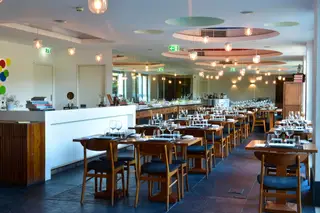 Entre livros e ardósias no Book, o novo restaurante do Hotel da Estrela