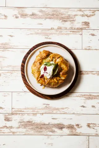 O burek jugoslavo com queijo e espinafres