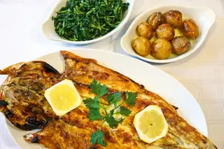 O robalo escalado na brasa, que acompanha com batatas a murro e grelos, é exemplo de como se valoriza um produto excecional