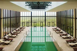 A piscina interior aquecida tem vista para a serra de Sintra e para o Palácio da Pena. O ambiente tranquilo, rodeado de verde, é uma boa desculpa para relaxar, mas também se pode participar nas várias aulas de fitness que aqui decorrem