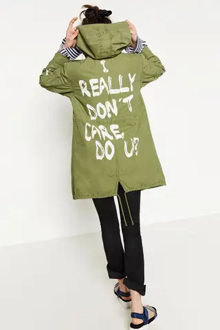 O casaco da Zara que fica para a história como a pior escolha de guarda-roupa de sempre de uma primeira-dama