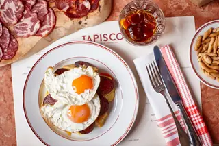 Os huevos rottos (com paletilla e morcilla ibérica) serão algumas das tapas espanholas servidas no Tapisco do Porto