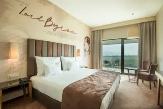Nos 136 quartos do hotel apostou-se na decoração inspirada em temas relacionados com a vila de Sintra, como Lord Byron ou a lenda de Monserrate