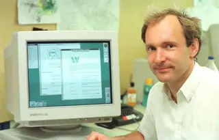 Tim Berners-Lee, em 1994, no CERN - European Organization for Nuclear Research (Organização Europeia para a Pesquisa Nuclear), em Genebra, na Suíca, local onde criou a Internet