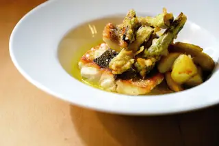 Entre os pratos recriados por Diogo Cabral está o robalo do mar com molho de açafrão, batatinha
e tempura de espargos verdes